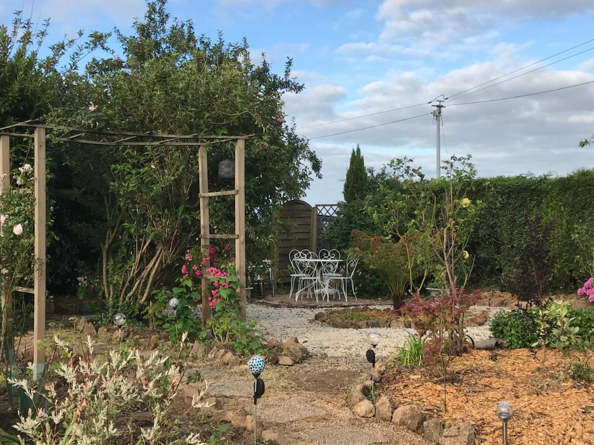 Bed and Breakfast Le Jardin Des Fees Savigny-le-Vieux Екстер'єр фото